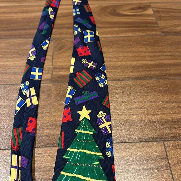 Christmas tree and gifts novelty tie - Picture 4 of 4